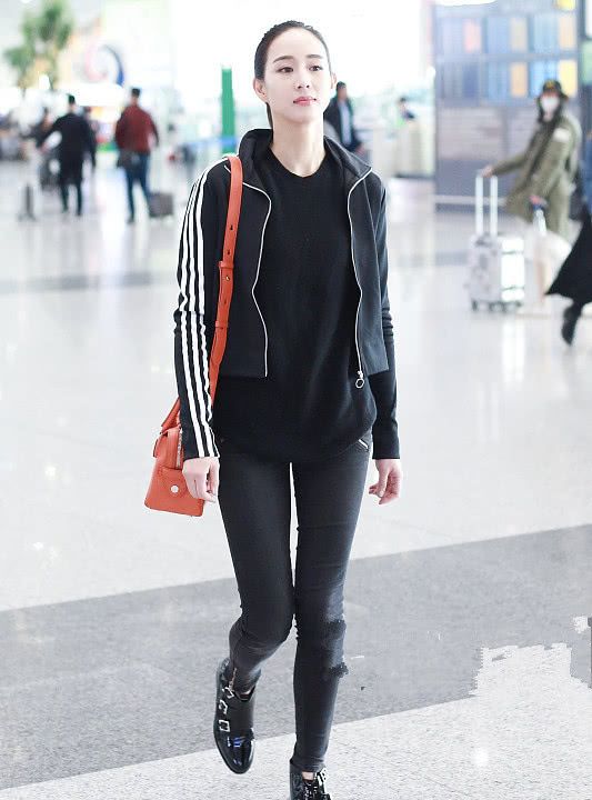 运动风挺好看，张钧甯穿短款运动衣出门，配条铅笔裤气质很好