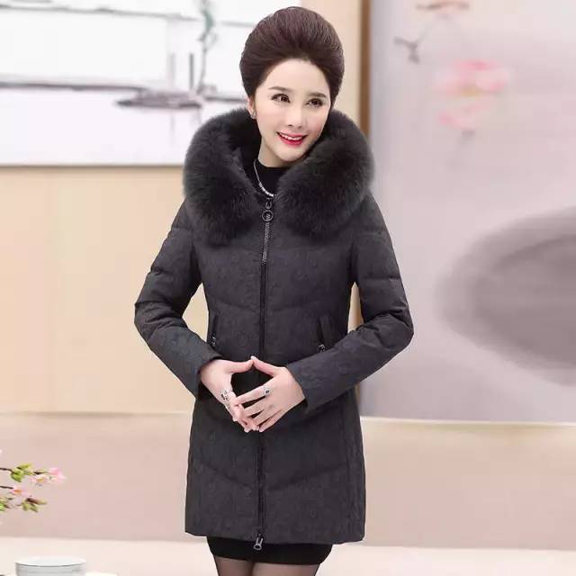 黑色短款面包服怎么搭配哈伦裤,条绒女款加绒哈伦裤配面包服