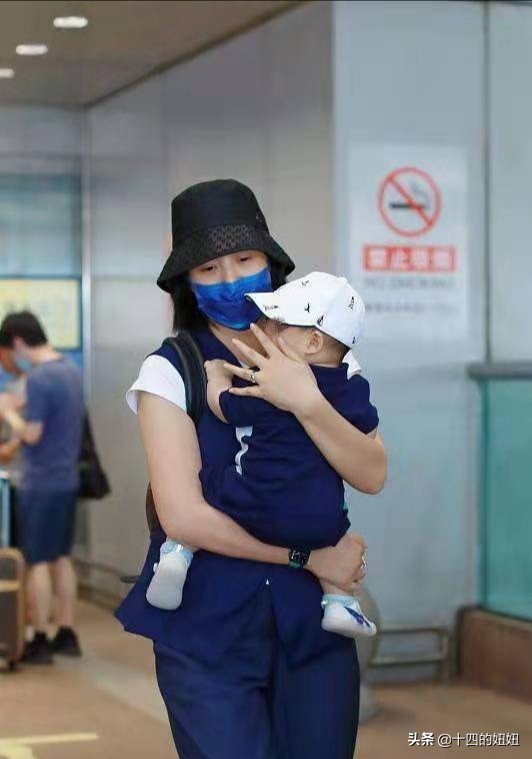 朱丹久违晒一家四口秀幸福,朱丹后街男装