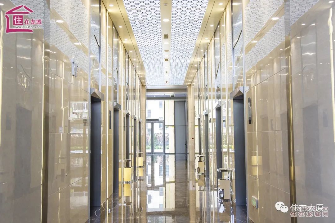 站在高楼向下看第一视角,站在高楼俯瞰城市第一视角