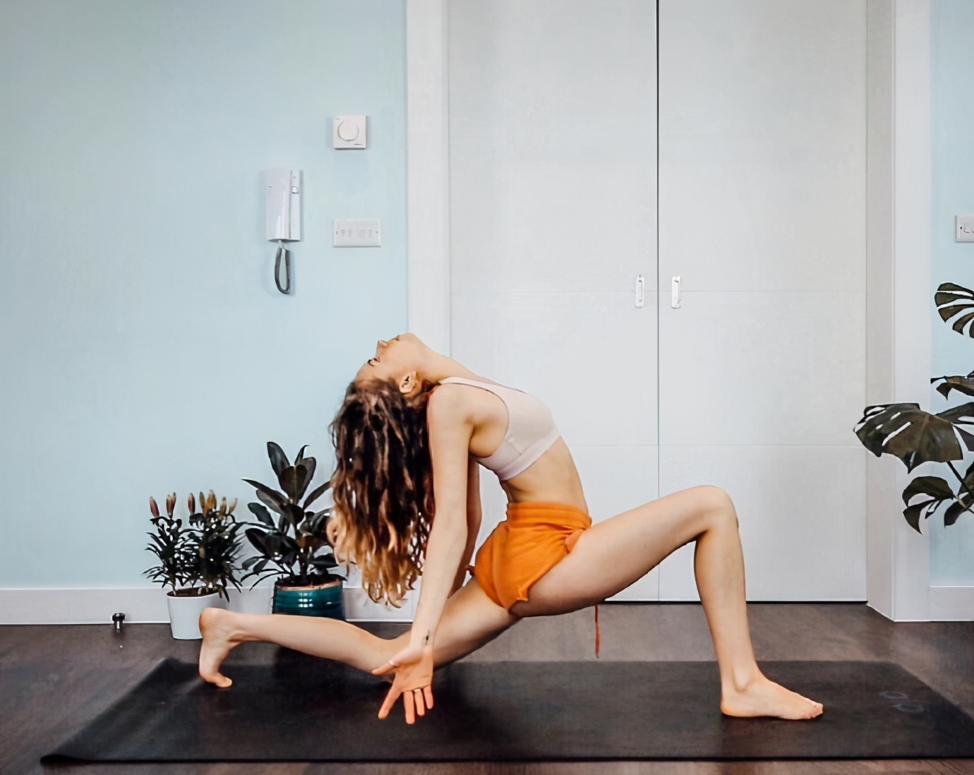 70岁练瑜伽年轻成30岁,50岁开始瑜伽10年后依然貌美如花