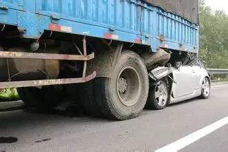 货车压塌危桥最新视频,大货车把桥压塌了怎么办