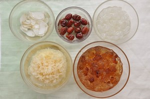桃胶雪燕皂角米莲子百合银耳桂圆,养颜桃胶皂角米银耳羹