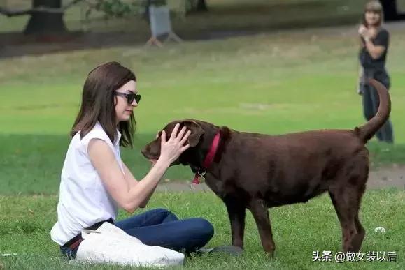 她在衰落时被温州大佬收购，如今竟逆袭成女装品牌前列？牛逼