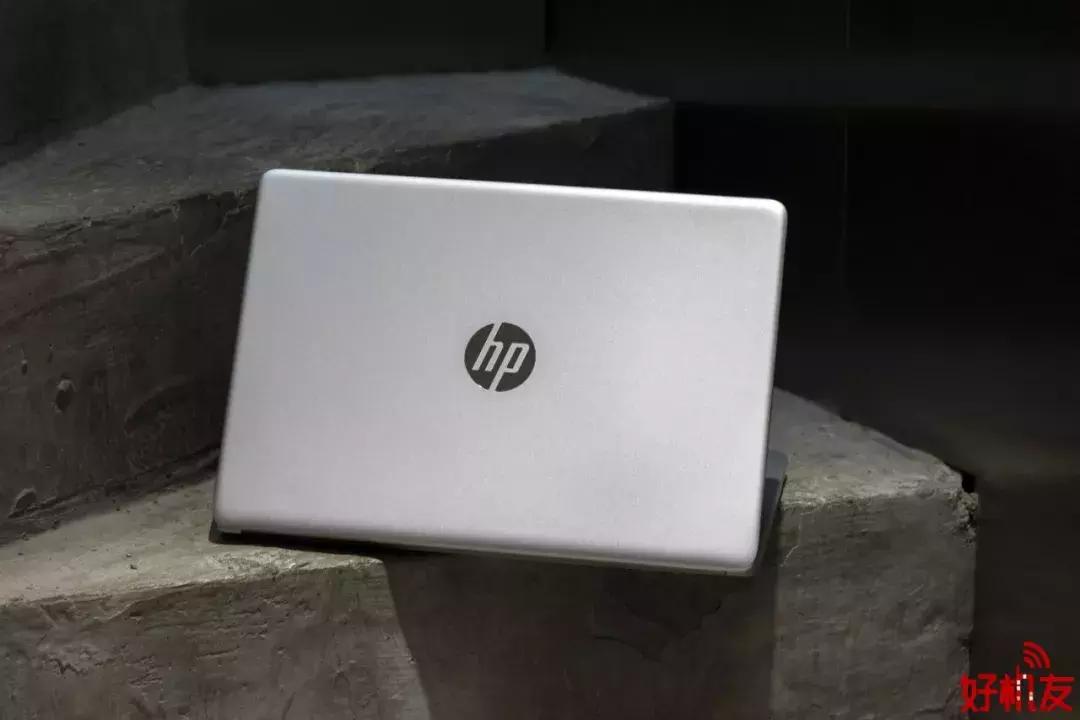 来面试的小姐姐拿出了一款新版笔记本，我去了解了一下……