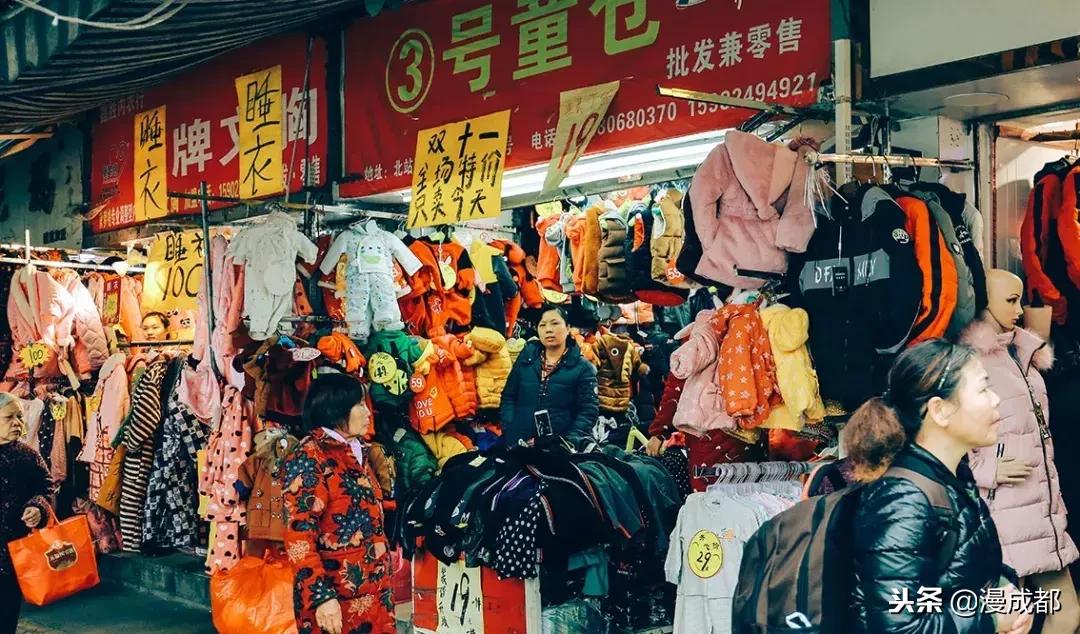 据说不来这里就白来成都，你一定没有见过这么魔幻又传奇的荷花池