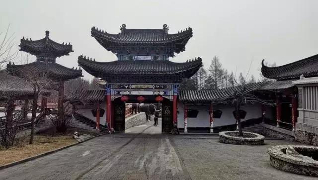 毁坏山林违建,毁林百亩削山挖湖建私人庄园