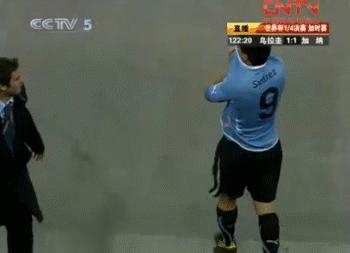 看呆了！英超险重演世界杯超经典戏码后卫逆天神扑只换荒诞结局