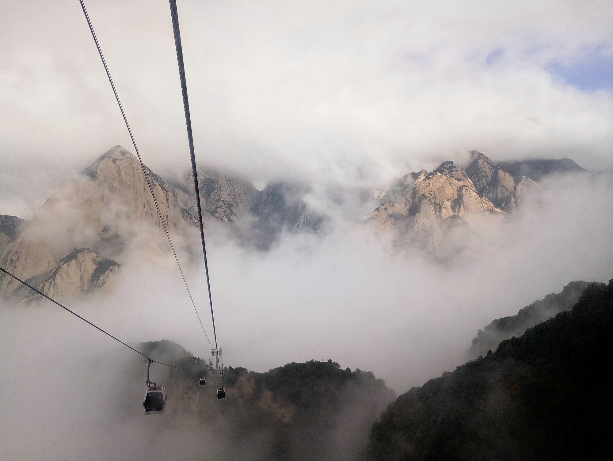 国内唯一一个同时跨山与水的索道,最震撼的索道缆车