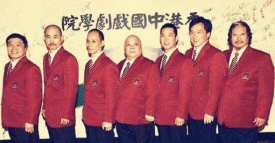 洪金宝抽雪茄戴金链,68岁洪金宝身体瘦成皮包骨头