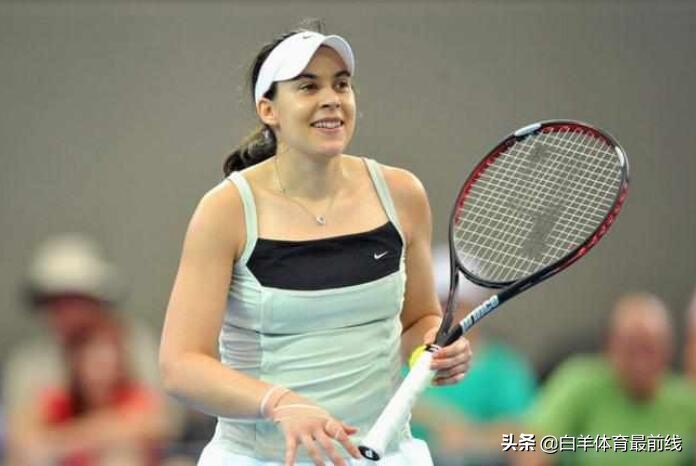 35岁的“小白兔”巴托丽结交小10岁强力男友，如今的她越来越滋润