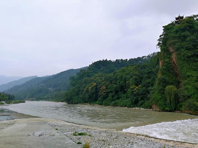 拼车去*藏西**，看功夫熊猫都江堰，导游带进购物店，让躺在床上体验