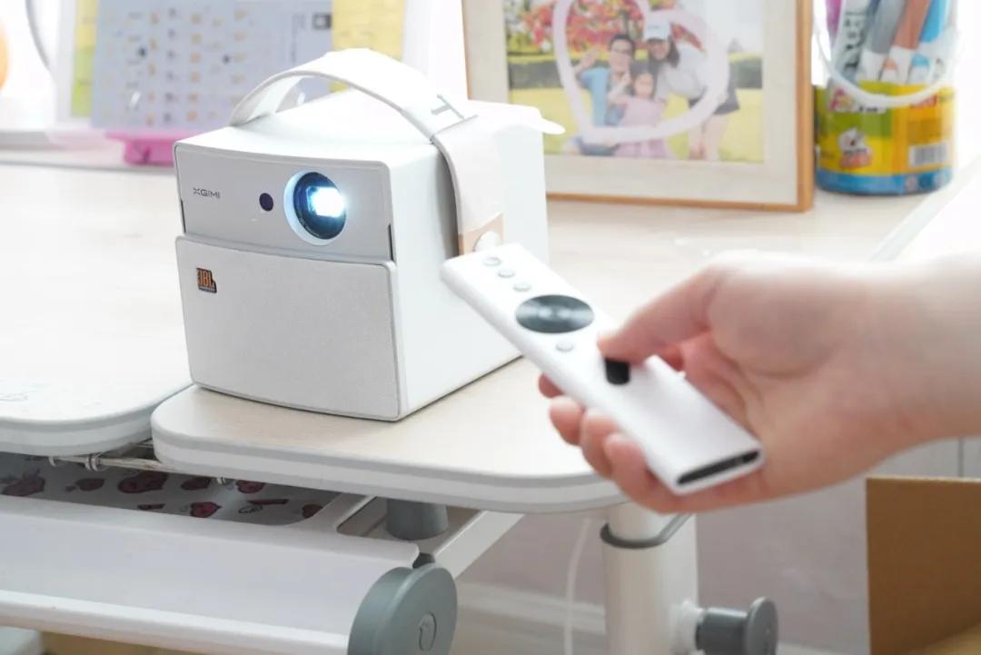 如何选择护眼投影仪,100寸电视和投影仪哪个好更护眼