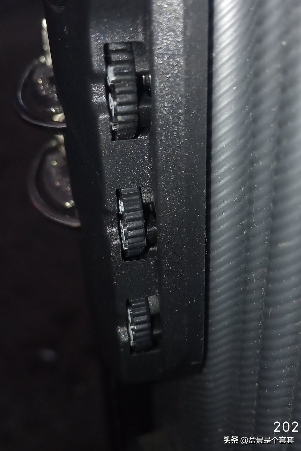 新秀丽旅行箱怎么开锁,旅行箱的开锁键在哪里开