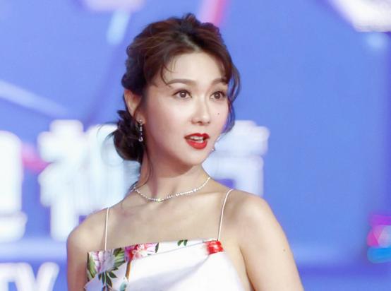 杨超越赵丽颖走红毯,杨超越千金风红毯