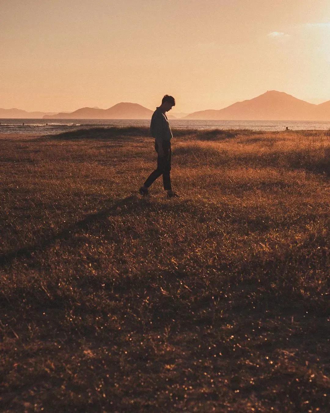 拍照姿势大全男生对镜子超清,男生在花海怎么拍照姿势好看