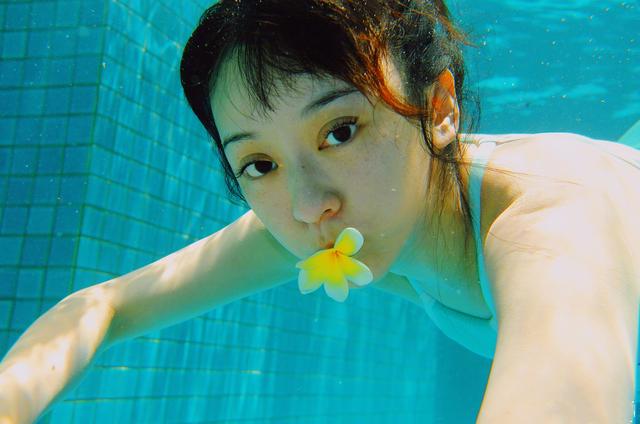 陈意涵产后穿荧光色抹胸裙亮相,陈意涵产后身材照刷屏