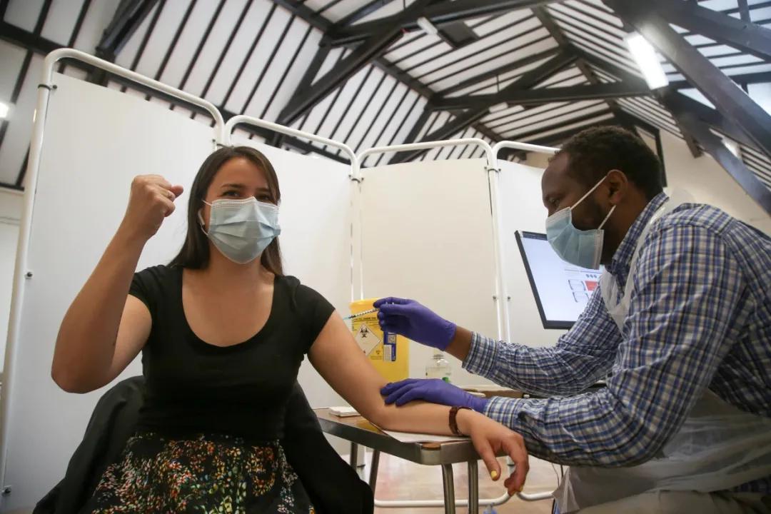 英国辉瑞疫苗第三针间隔三个月,英国疫情日增加人数