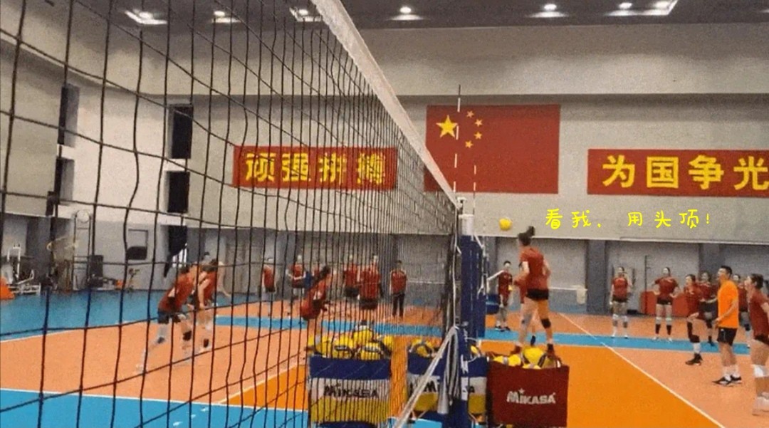 从踢足球，到头球赛，倒钩传球，头球攻门，女排姑娘玩嗨了