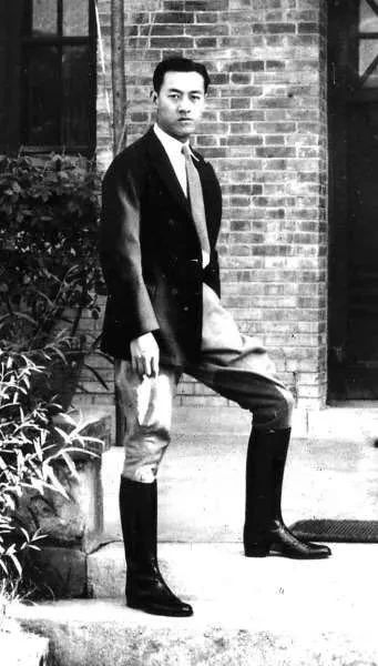 仅8年时间，他就带着这所“破烂学校”攀上了中国高校的珠峰