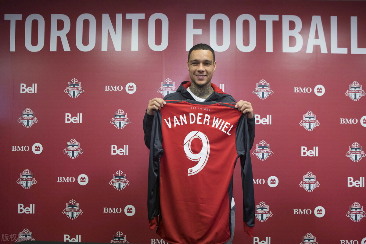 fifa男足最新排名国足跌4位第75,国足荒谬时刻