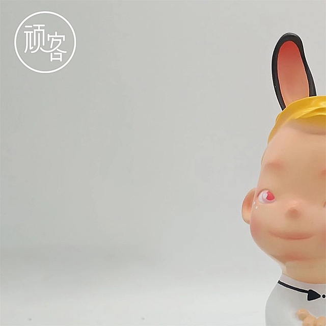 她是80后美女设计师，曾被周迅邀请参加晚会，玩偶以五位数拍卖