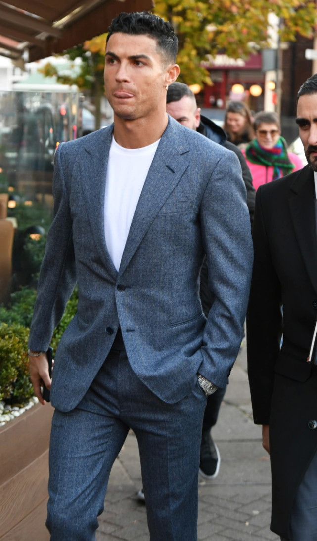 c罗西装革履与沙特亲王共进晚餐,c罗和曼联队友见面