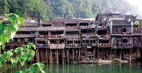 悠悠沱江：渔夫点亮边城夜，灯火照得凤凰醉！