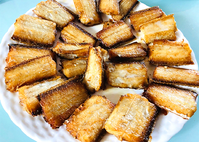 煎带鱼不粘锅不掉皮的做法慢动作,煎带鱼前要不要用盐腌一下