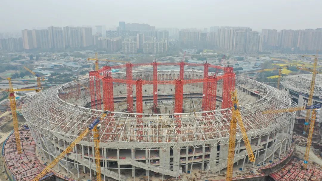 成都这个大型足球场封顶！创国内同等规模体育场工期最短纪录