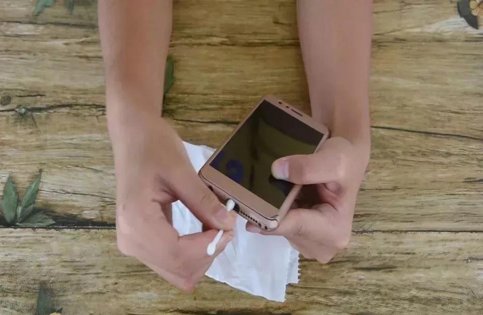 手机泡水了怎么快速吸干水,手机泡水黑屏的恢复方法