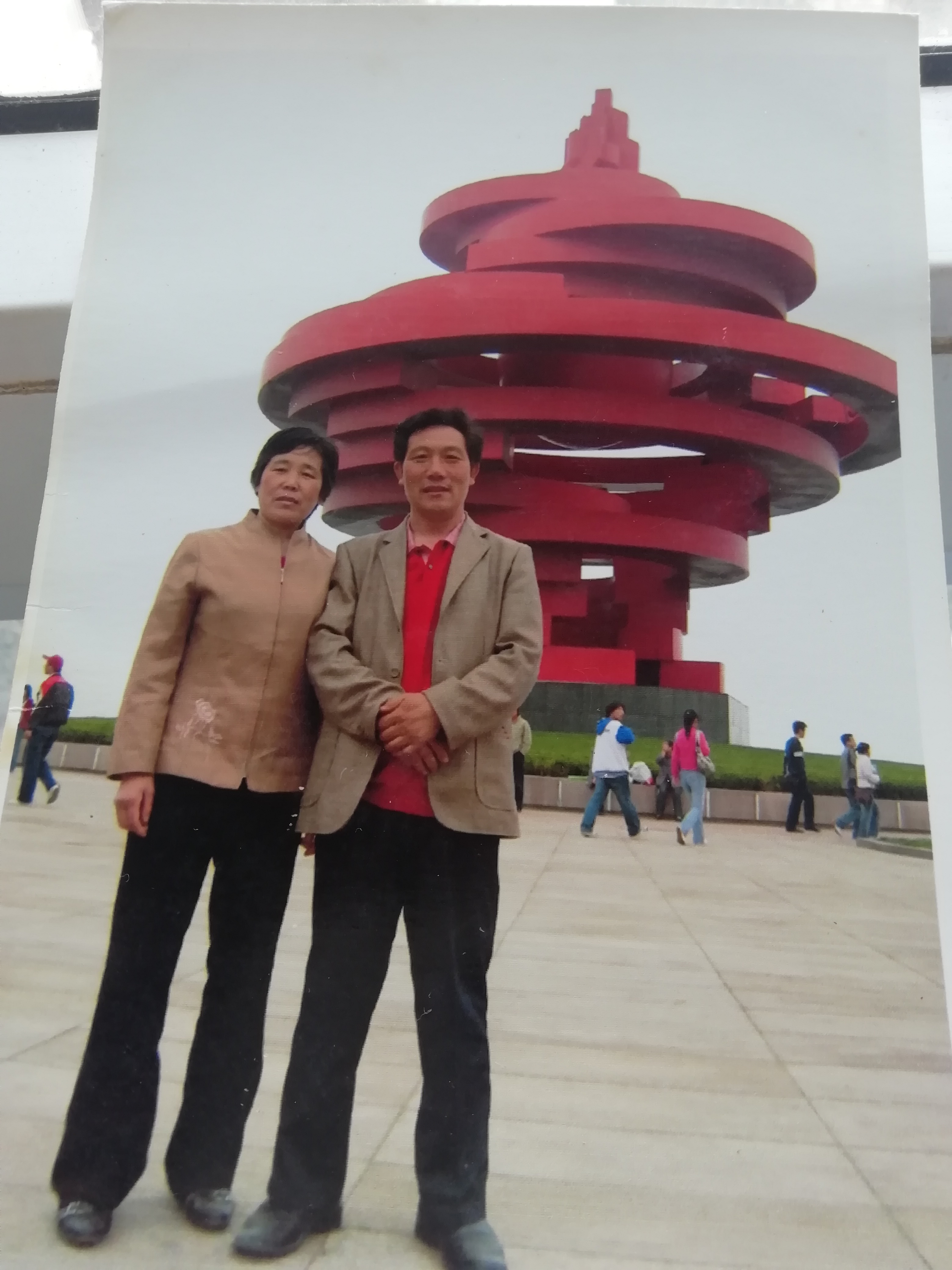 平凡也伟大爱心司机尹东的一天帮残疾菜农卖完500多棵大白菜，再卖自家囤的菜