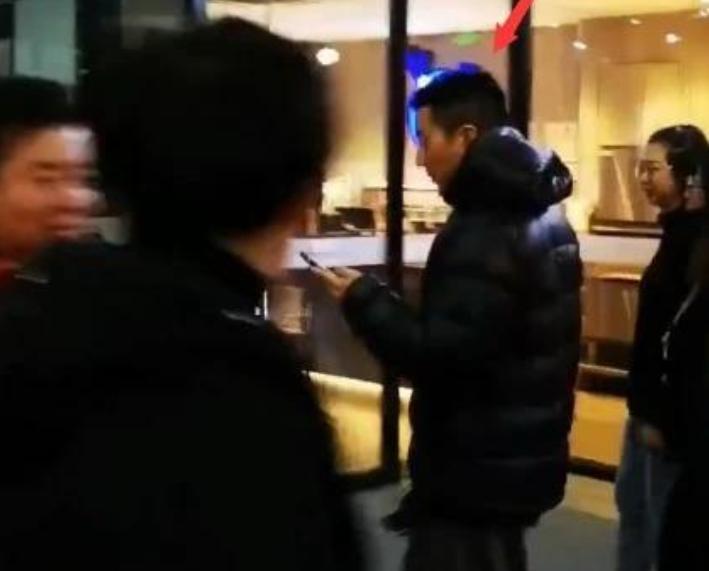 成龙带房祖名拍戏,成龙房祖名近照