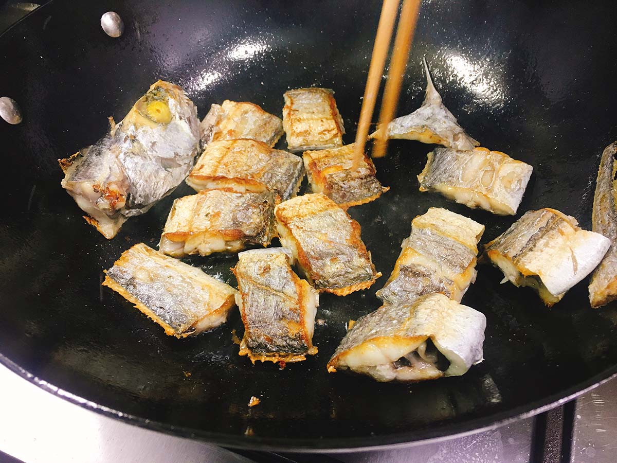 如何不带粉煎带鱼不粘锅又不烂,不用胡椒粉不要裹粉的带鱼怎么煎