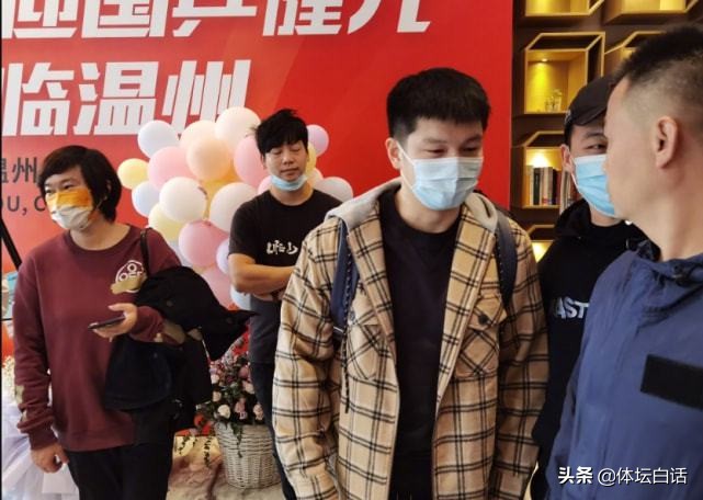 国乒樊振东黑色体恤,樊振东陈梦同款衣服完整视频