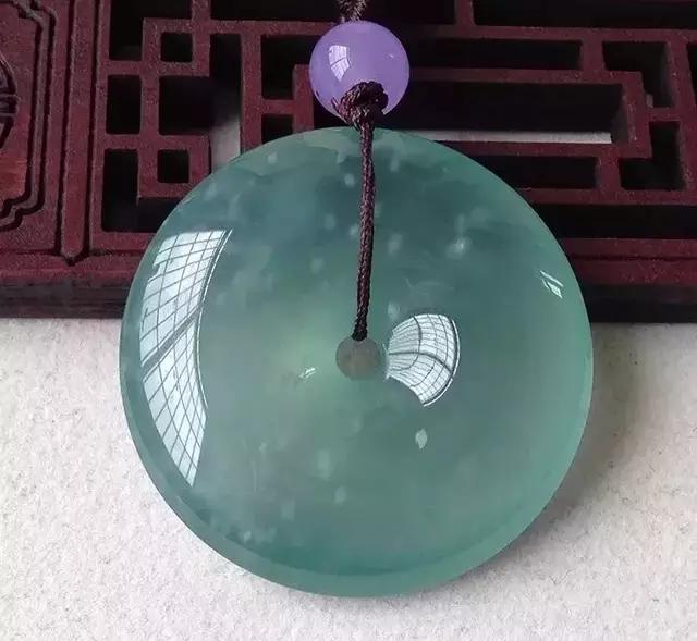 天青冻蓝冰在岫玉里是什么品质的,高端湖蓝色天青冻岫玉值钱吗