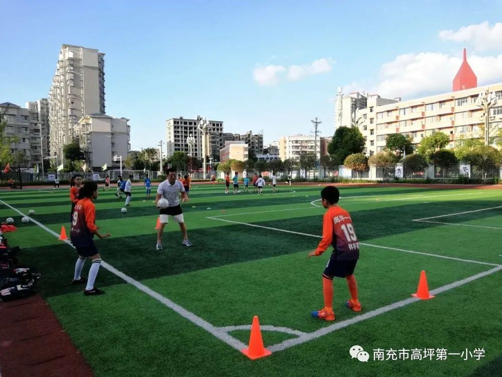 绿茵场上挥洒汗水享用足球的快乐,三亚足球小将在绿茵场上挥洒汗水