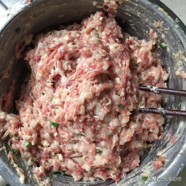 10斤肉馅做红烧狮子头放多少盐,红烧狮子头的经典做法软烂入味