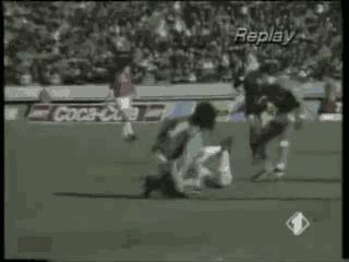 支点中锋踢前腰,足球支点中锋的位置和打法