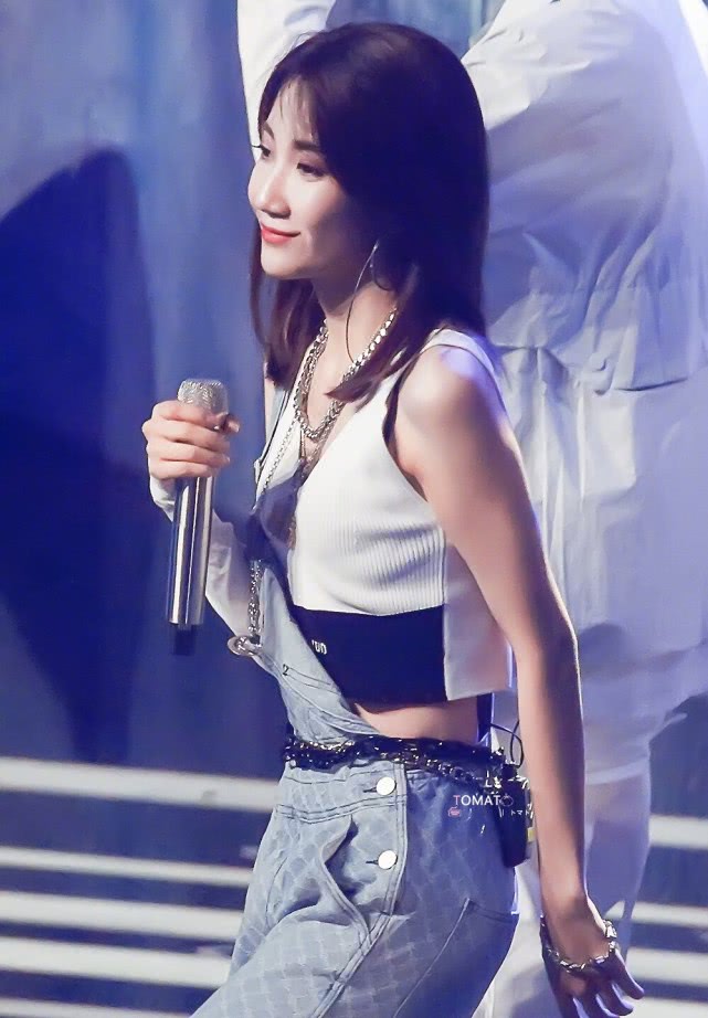 乃万在《青春有你》减肥成功？轻松驾驭短款上衣，性感又不失帅气