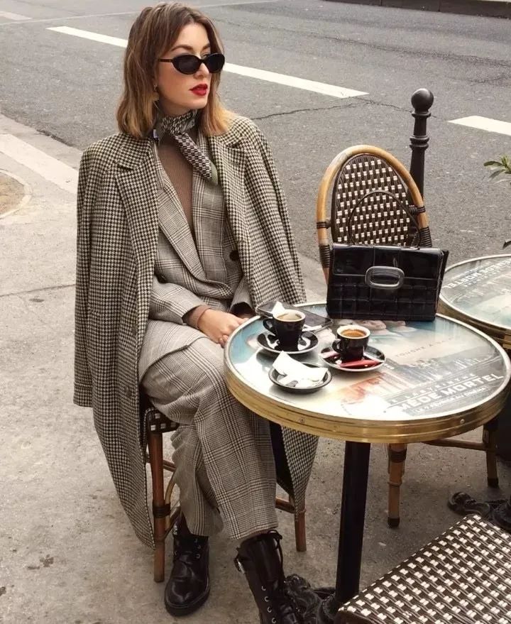 黑白格纹大衣怎么搭配好看,戴帽子黑白格纹大衣怎么搭配好看