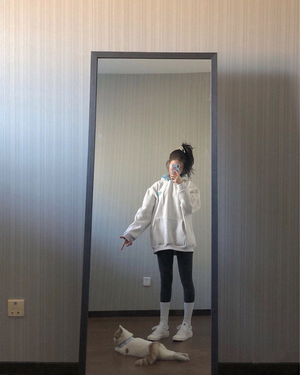 李子璇穿丝绒抹胸礼裙亮相,李子璇穿搭风格