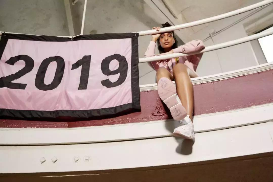 泫雅黑色运动鞋出场,16双秋天最想买的运动鞋