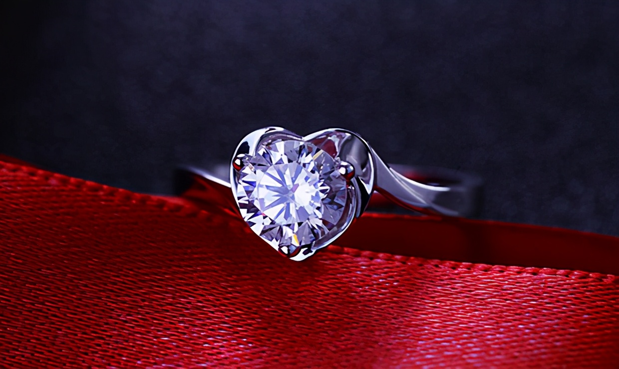 如何挑选钻戒品牌和定制,怎么挑选钻戒品牌对比表