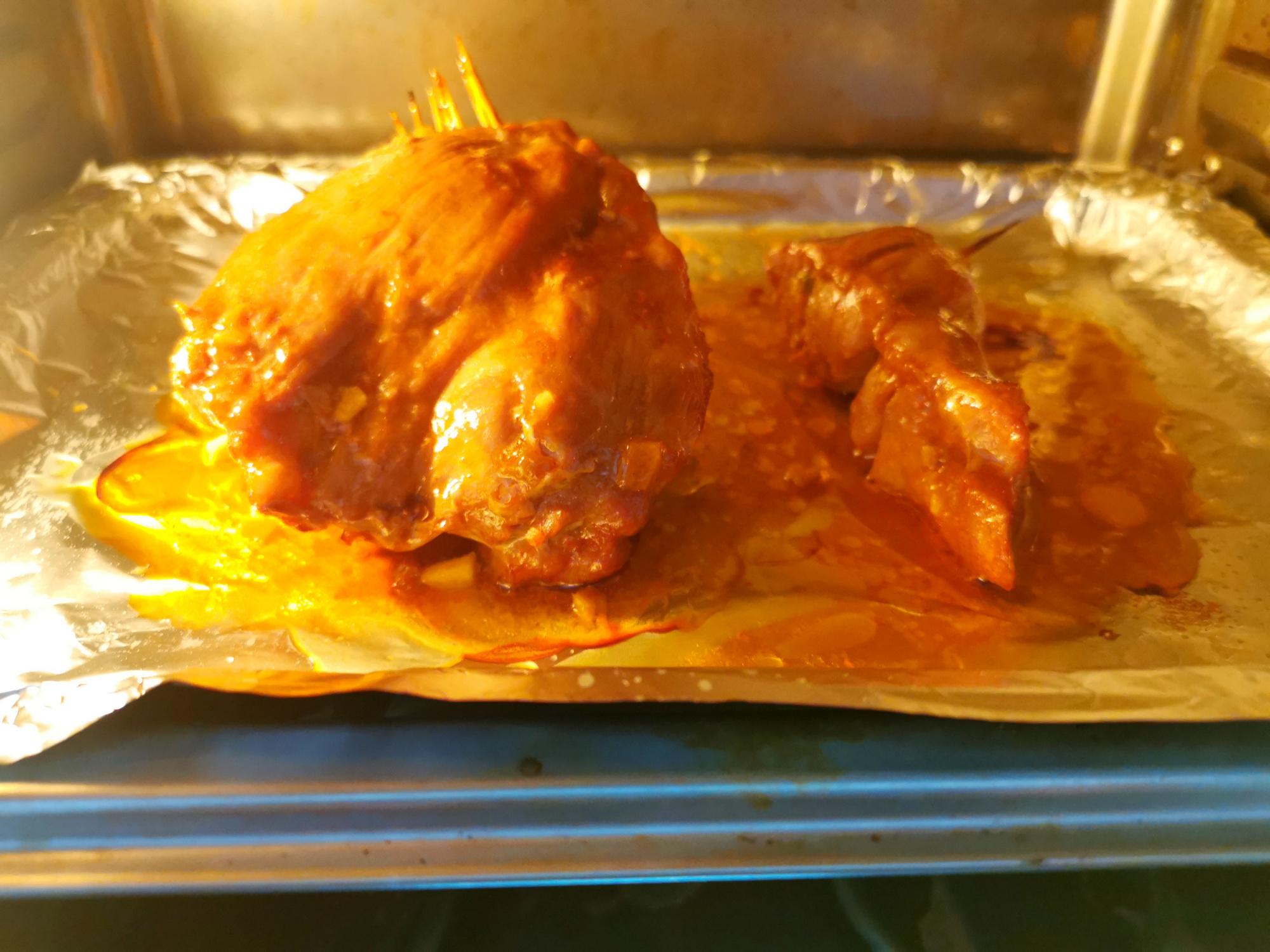 叉烧肉里的咸蛋黄怎么放进去的,咸蛋黄叉烧肉的家常电饭锅做法