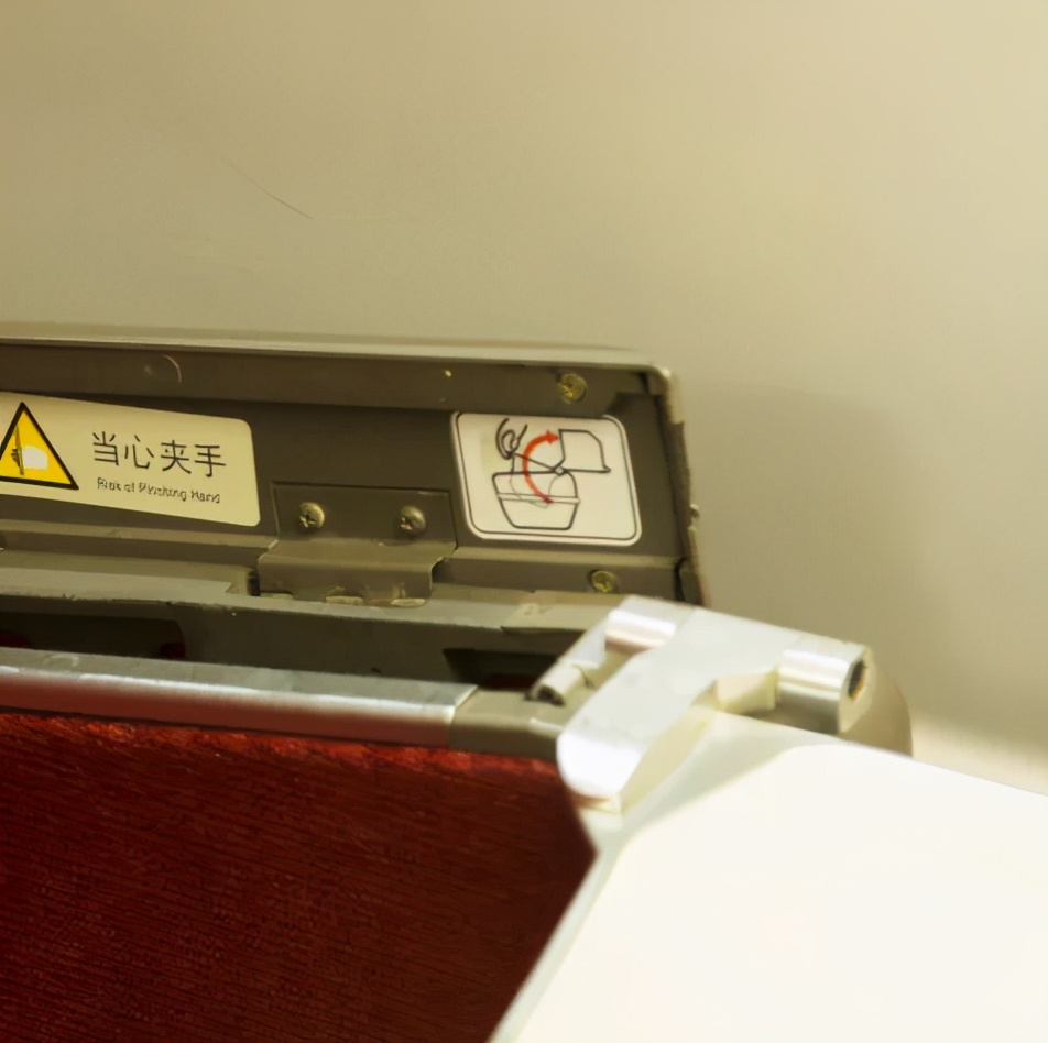 动车上有小桌板吗,动车上的小桌板怎么弄