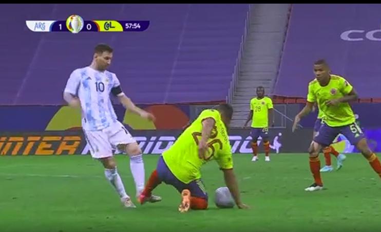 马丁内斯点球三连扑梅西队员反应,马丁内斯扑出点球阿根廷队员反应