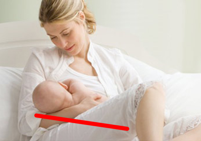 喂完奶拍过嗝，为啥宝宝还会吐奶？宝妈可能是忽略了这5点