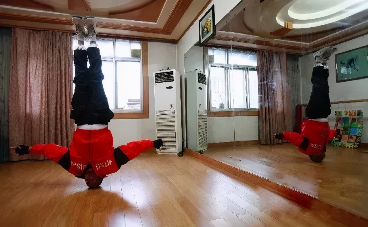 80高龄老头练瑜伽高难度动作,70多岁老大爷坚持练瑜伽