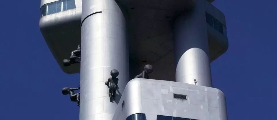 「钢·旅」疯狂布拉格：房子会跳舞、飞艇停屋顶…